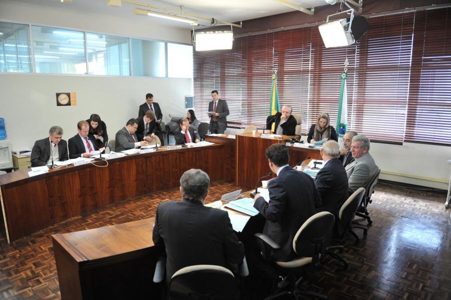 Parlamentares reunidos na Sala das Comissões para a CCJ desta terça-feira (11).