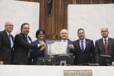Ministra Damares Alves recebe o título de Cidadã Benemérita do Paraná