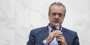 Assembleia homenageia geólogo Everton Souza pelos 40 anos de serviços prestados ao Paraná