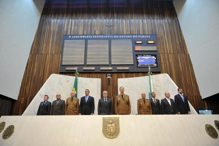 Visão geral da mesa durante a sessão solene em homenagem aos 159 anos da Polícia Militar do Paraná.