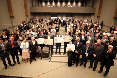 Assembleia Legislativa do Paraná homenageia personalidades de Ponta Grossa