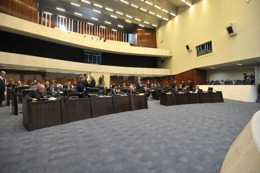 Parlamentares reunidos no plenário durante a sessão desta quarta-feira (26).