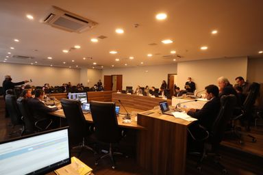 CCJ aprova alteração em projeto que obriga casas noturnas fornecerem tampas para copos