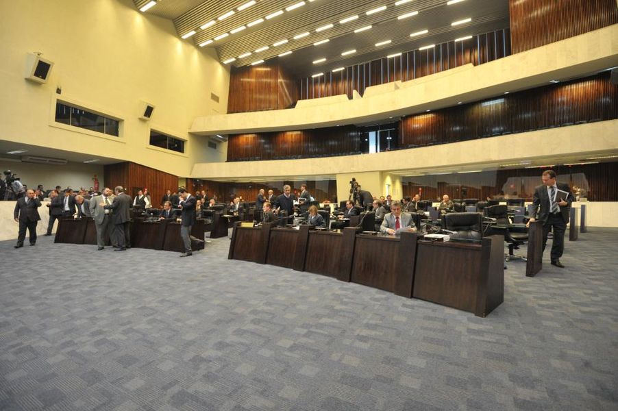 Visão geral do plenário durante a sessão desta segunda-feira (16).