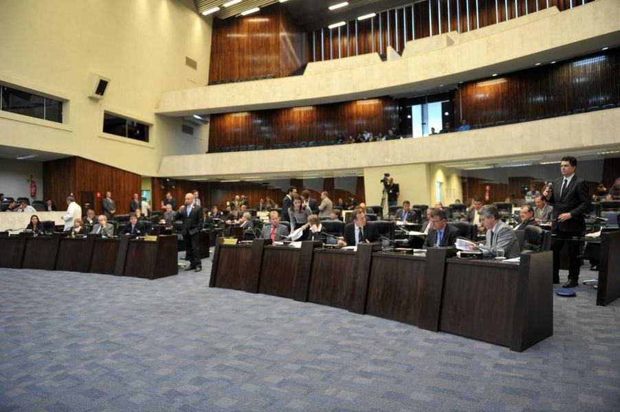 Parlamentares reunidos na sessão desta segunda-feira (07).