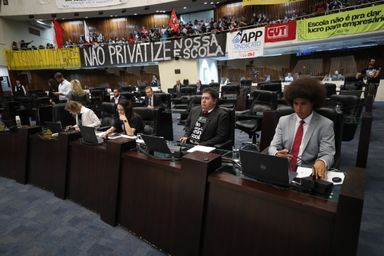 Deputados estaduais recorrem ao STF para suspender projeto que terceiriza gestão administrativa das escolas públicas no PR