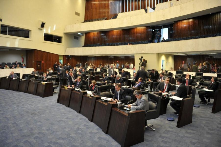 Parlamentares reunidos na sessão plenária desta desgunda-feira (05).