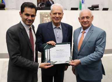 Assembleia homenageia os 30 anos da Gazeta do Paraná
