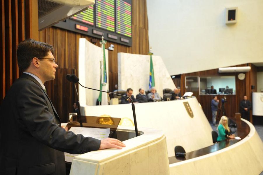  Ivens Zschoerper Linhares, na tribuna durante a sessão especial no Plenário da Assembleia Legislativa.
