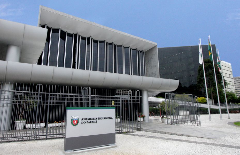 Fachada com a nova placa