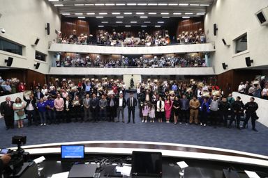Paranaenses que lutam pela causa animal recebem homenagem da Assembleia Legislativa