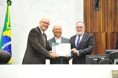 Assembleia homenageia prefeito de Carlópolis por prêmio nacional do Sebrae