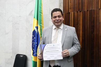 Assembleia Legislativa do Paraná é homenageada na França pelo Selo Diamante de Transparência