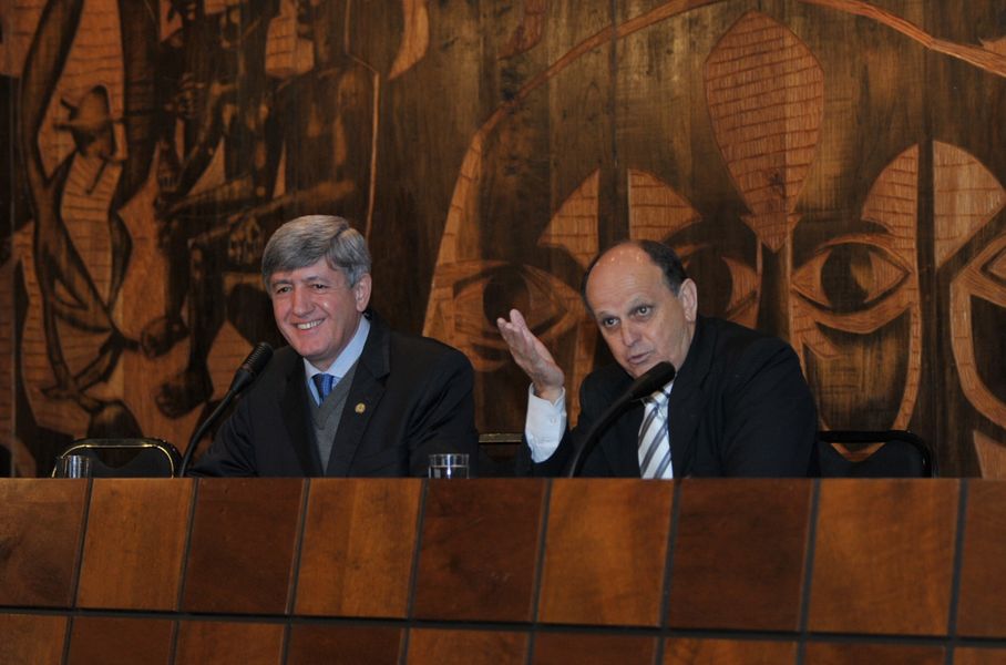 Na esquerda, deputado Gilberto Martin (PMDB) e a direita, deputado Dr. Batista (MD).