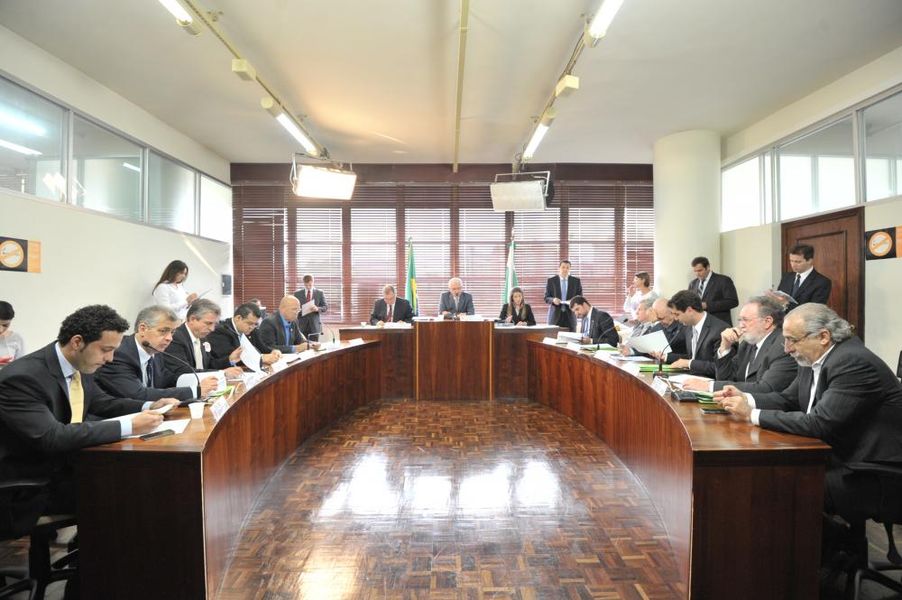 Parlamentares reunidos no Plenarinho da Alep durante a CCJ desta terça-feira (21). 