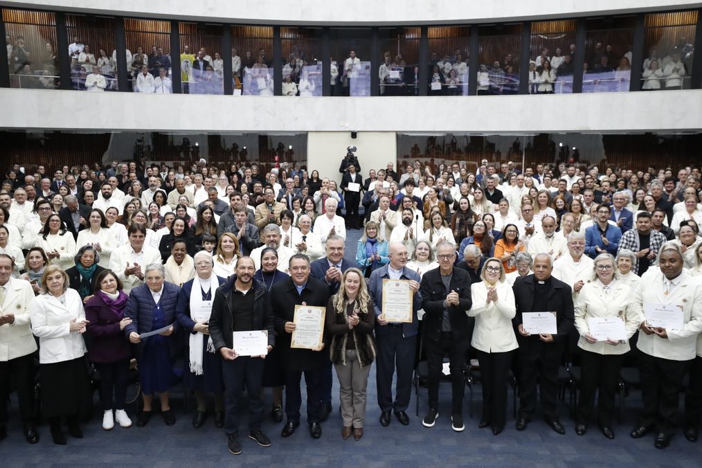 Assembleia Legislativa presta homenagem aos 100 anos da Arquidiocese de Curitiba e à Semana de Corpus Christi