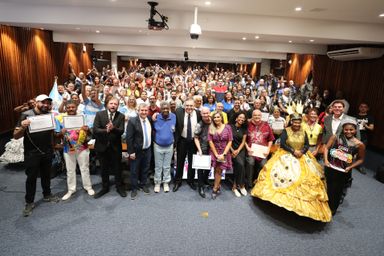 Escolas de samba campeãs do Carnaval de Curitiba são homenageadas pela Assembleia Legislativa