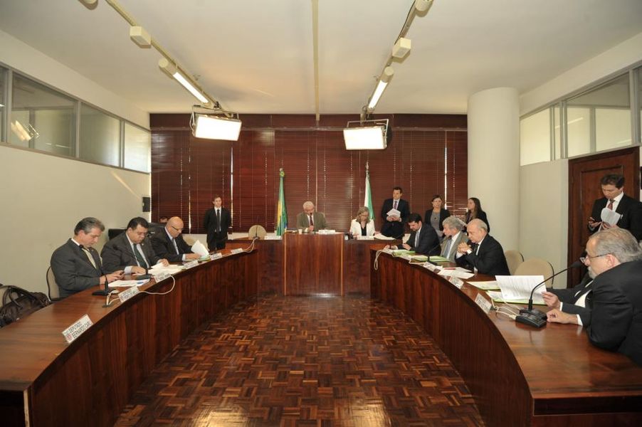 Parlamentares reunidos na sessão plenária durante esta terça-feira (26).