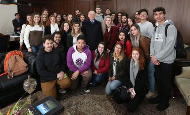 Alunos do curso de Jornalismo da UEPG são recebidos pelo presidente da Assembleia Legislativa