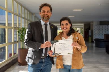 Deputado Goura (PDT) entrega Menção Honrosa para cientista que descobriu rochas de plástico no mar