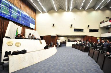 Deputados aprovam projeto que congela salário do governador do Paraná