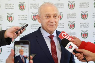 Traiano e Romanelli dão as boas-vindas aos deputados universitários