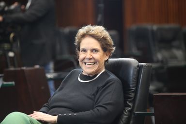 Deficiente visual, artista plástica fala sobre preocupação em tornar a arte mais acessível