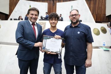 Estudante paranaense que pode representar o Brasil em competição de educação profissional recebe homenagem na Assembleia