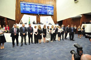 Durante homenagem, Traiano destaca iniciativas para defesa de direitos das mulheres paranaenses