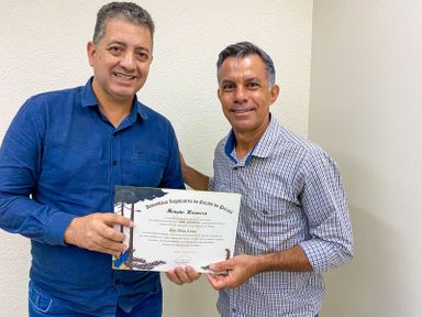 Deputado Cobra Repórter entrega Menção Honrosa ao artista plástico Jota Dias