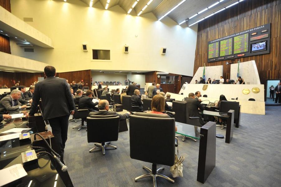 Parlamentares reunidos na sessão plenária desta segunda_feira (13). 