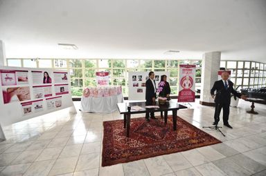 Exposição fotográfica sobre o Outubro Rosa é aberta no Espaço Cultural da Assembleia