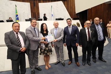 Assembleia homenageia motorista de ônibus que viralizou nas redes sociais