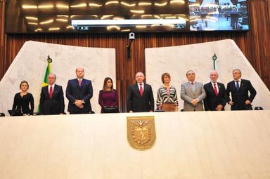 Assembleia homenageia Sandra Marchini Comodaro com título de Cidadã Honorária do Paraná