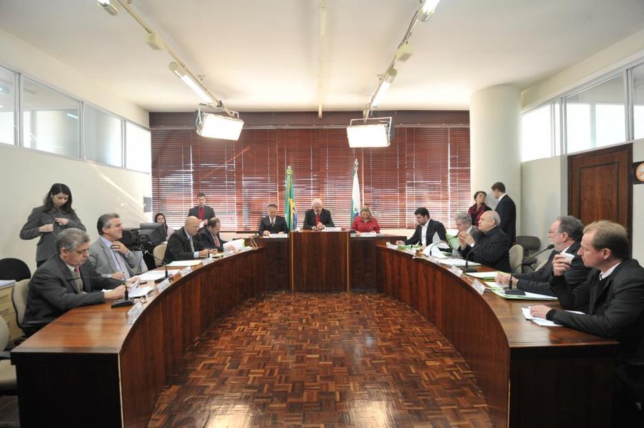 Parlamentares reunidos na CCJ nesta segunda-feira (02).