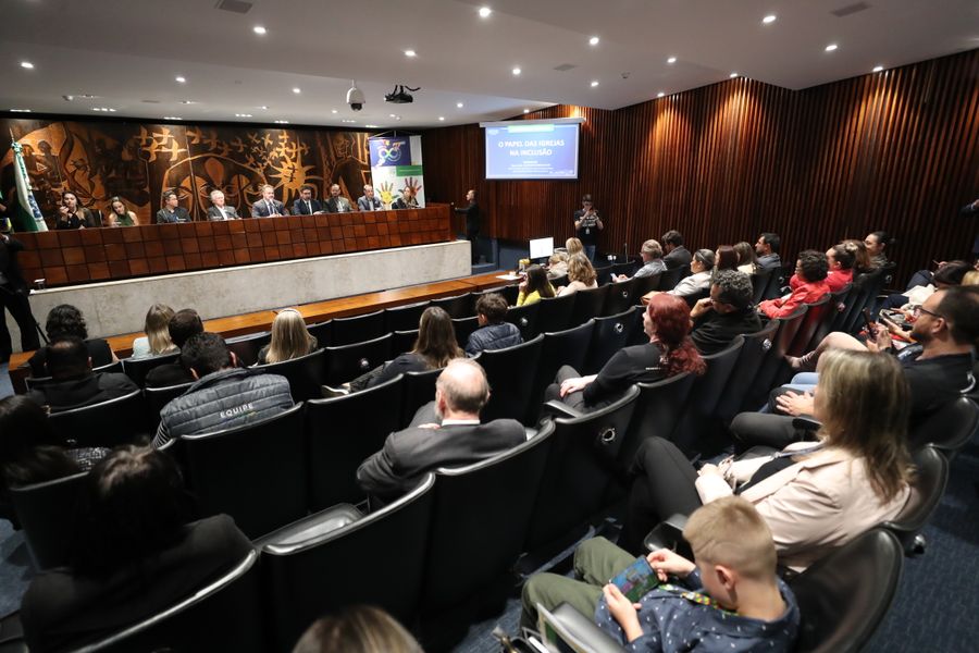 Audiência igrejas e inclusão