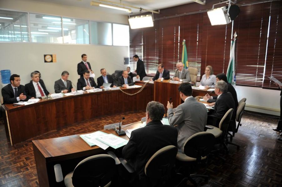 Parlamentares reunidos na CCJ desta terça-feira (06).