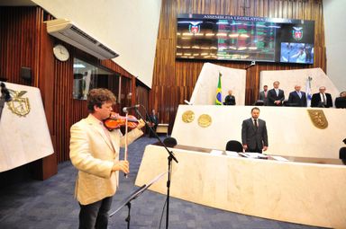 Violinista londrinense é homenageado na Assembleia Legislativa