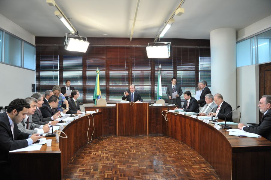 Parlamentares reunidos na CCJ