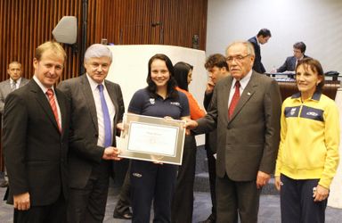 Menina prodígio da ginástica rítmica é homenageada na Assembleia Legislativa
