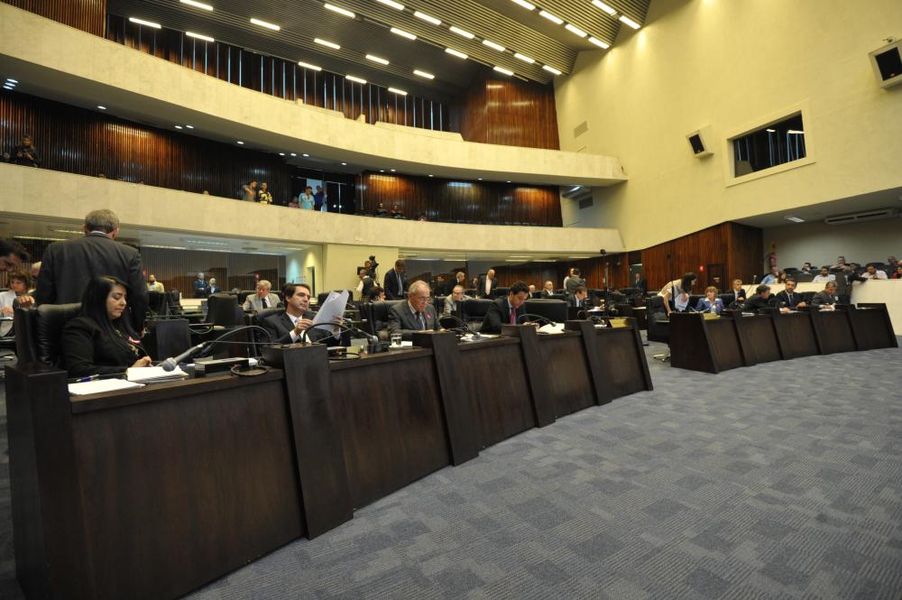 Parlamentares reunidos na sessão plenária desta segunda-feira (20). 