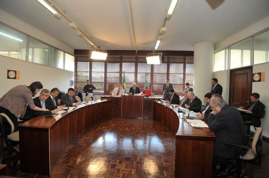 Parlamentares reunidos na CCJ nesta terça-feira (01).
