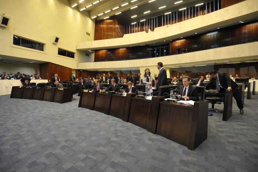 Parlamentares reunidos no plenário durante a sessão desta terça-feira (14). 
