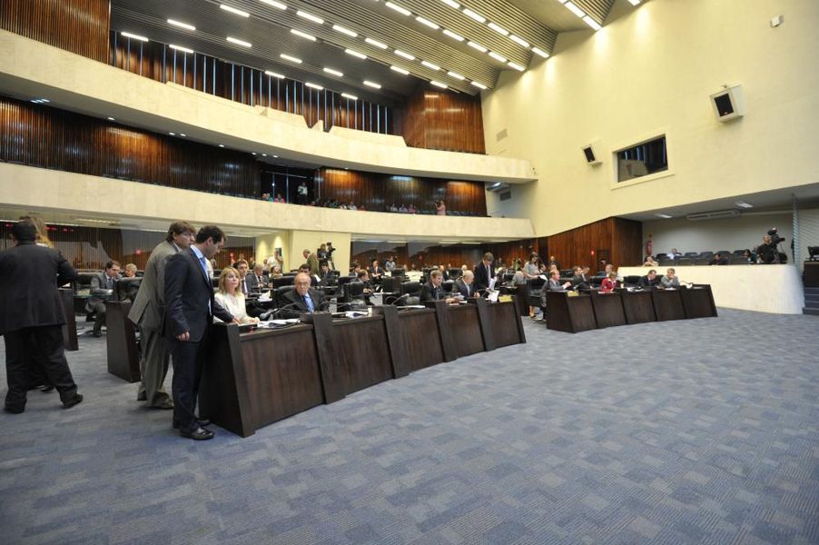 Parlamentares reunidos no plenário durante a sessão desta segunda-feira (17).