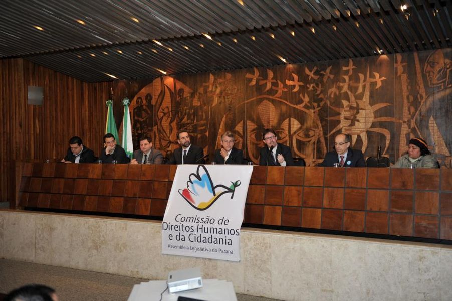 Parlamentares e convidados discutem o programa federal 'Mais Médicos'.