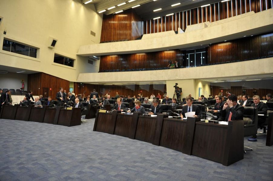 Visão geral do plenário durante a sessão desta segunda-feira (09).