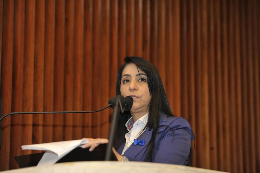 Deputada Cantora Mara Lima (PSDB) na tribuna durante a sessão plenária desta terça-feira (05). 