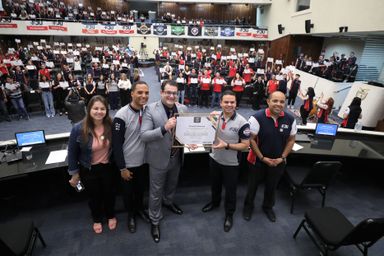 Músicas, danças e louvores marcaram homenagem à Força Jovem Universal