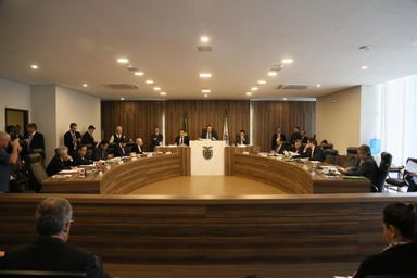 CCJ aprova projeto que congela salário do Governador do Paraná até 2022