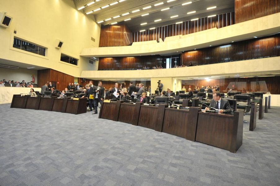 Parlamentares reunidos durante a sessão plenária desta terça-feira (24). 